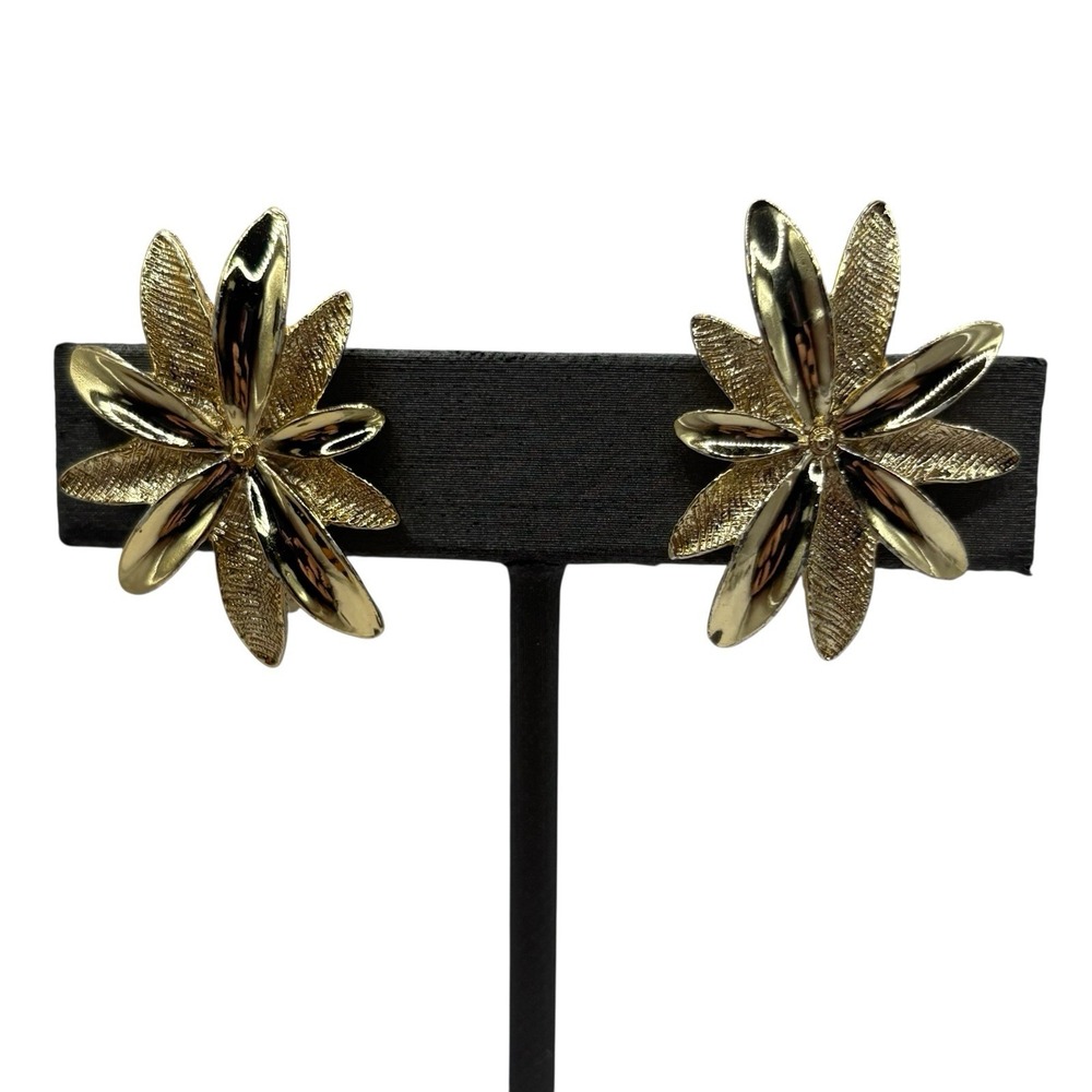 Sarah Coventry Earrings Gold Tone‎ Flower Vintage Clip On Textured Starburst